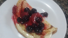 Panqueca de chocolate branco com frutas vermelhas