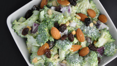 Salada de brócolis e passas com amêndoas