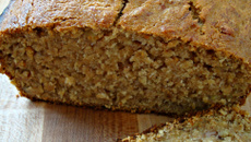 Pão integral de banana com nozes