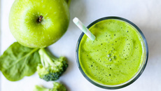 Suco nutritivo de brócolis com limão