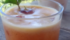 Suco de acerola com hortelã