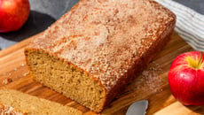 Bolo de maçã com canela sem glúten e sem lactose