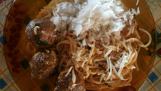 Macarrão com mini almondegas