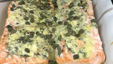 Salmão assado com gorgonzola