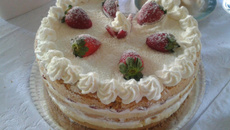 Naked cake de morango com massa de fécula