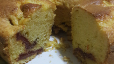 Bolo de fubá com goiabada