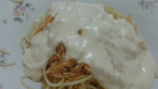 Espaguete de peito frango desfiado coberto com molho branco
