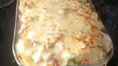 Batata gratinada com brócolis e bacon