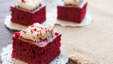 Bolo red velvet com nozes