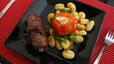 Nhoque ao pesto paraense com filé e tomate recheado