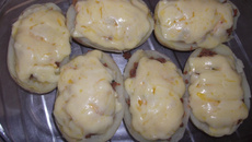 Batata recheada com carne moída e creme branco