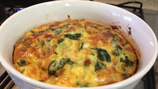 Omelete assado com presunto, batata e espinafre