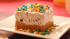 Torta de biscoito e doce de leite com sorvete de flocos