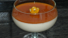 Mousse de abacaxi com calda de laranja
