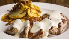 Filé aos 4 queijos com batata Sauté