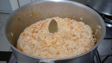 Arroz supremo de cenoura ralada com folha de louro