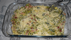 Macarrão com requeijão, brócolis e bacon