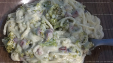 Macarrão com brócolis, bacon e molho branco
