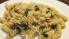 Macarrão com sálvia e parmesão