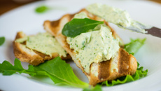 Patê de queijo cottage com manjericão