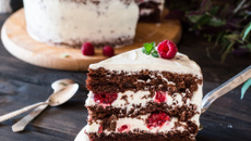 Bolo gelado de frutas vermelhas