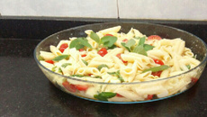 Penne com tomate fresco e mussarela de búfala