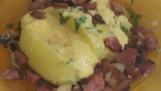 Batata e queijo com linguiça