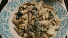 Penne com espinafre e alcachofra