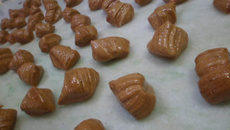 Balas de chocolate com mel