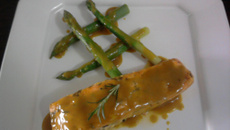 Salmão e aspargos ao molho agridoce