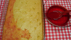 Bolo de morangos na travessa