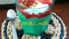 Coalhada de morango e nozes