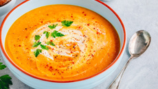 Sopa de abóbora com queijo prato