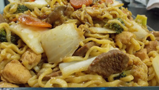 Yakissoba de frango e carne