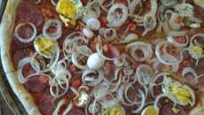 Pizza de calabresa (massa fina)