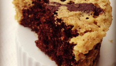 Bolo mesclado cacau e coco de micro-ondas