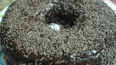 Bolo recheado no forno com cobertura de chocolate