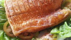 Salmão assado no sal grosso