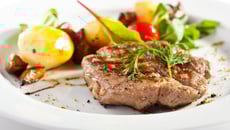 Filé mignon suíno com batata assada na manteiga e salsa