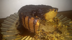 Bolo de mel, com casquinha de chocolate.