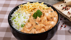 Strogonoff fit com frango leve, cremoso e saboroso