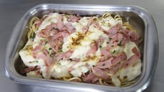 Macarrão com presunto e molho branco