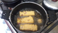 Polenta frita com calabresa