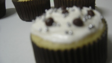 Cupcake de baunilha com recheio de brigadeiro e cobertura de chantilly