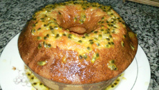Bolo de maracujá com calda de maracujá