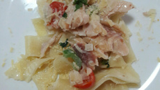 Talharim com truta defumada