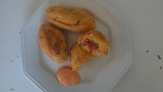 Bolinho de mandioca com calabresa