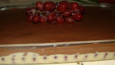 Torta gelada de chocolate com uva