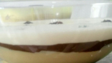 Sobremesa tricolor com ameixa