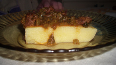Polenta com carne e talo de espinafre
